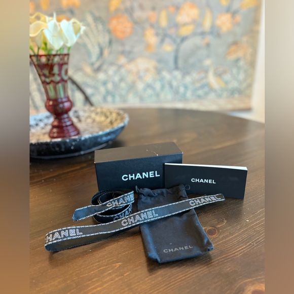 Chanel box, two ribbons, soft sunglasses case, informational booklet - Picture 4 of 6